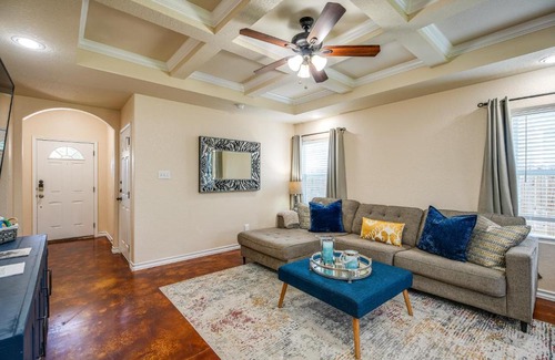 San Antonio House | San Antonio Townhome about 2 Mi to Aquarium!