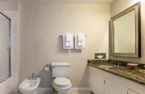 Theater District Apartment | San Francisco Union Square Comfort & Tradition