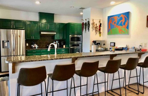 Martindale House | San Marcos River I Sleeps 26 l Hot Tub l 3 acres