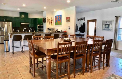 Martindale House | San Marcos River I Sleeps 26 l Hot Tub l 3 acres