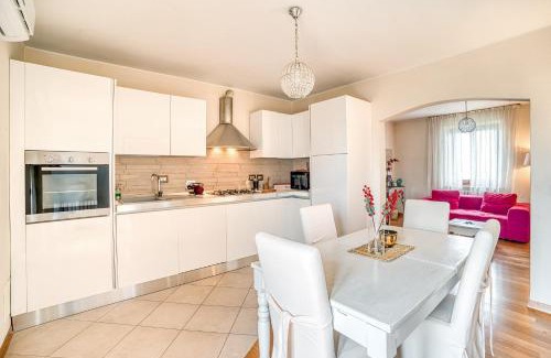 Badiola Apartment | San Martino in campo bright apartment with parking