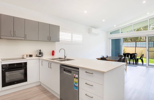 Sanctuary Point House | Sanctuary Blue - Pet Friendly - 5 Mins to Hyams Beach