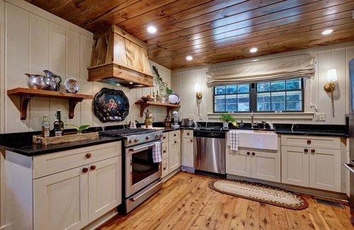 Lake Sequoyah House | Sanctuary Cottage - Historic Highlands Charm w/Screen Porch, Firepit out Front