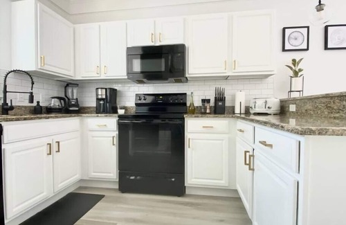 Gainesville Condo | Sanctuary Gainesville 💫 Bright 2 BR King Condo