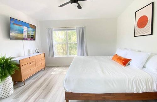 Gainesville House | Sanctuary Gainesville Bright 2 BR King Condo
