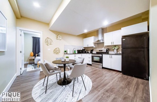 Mayfield Apartment | Sanctuary Suite | KingBed | Wifi | Near WEM/Rogers