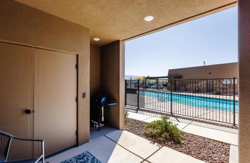 Hurricane House | Sand Hollow Condo- Sleeps 8- Right next to pool