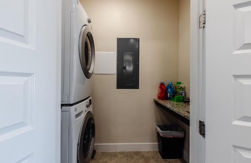 Hurricane House | Sand Hollow Condo- Sleeps 8- Right next to pool