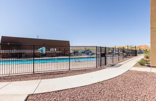Hurricane House | Sand Hollow Condo- Sleeps 8- Right next to pool
