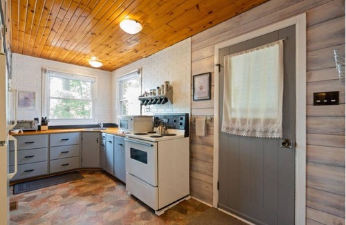 North Frontenac Cottage | Sand Lake Oasis -Beautiful 3Br Waterfront Cottage w/Lots to Do!