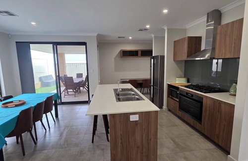 Yanchep House | Sandcastle by the Sea - footsteps to the beach!