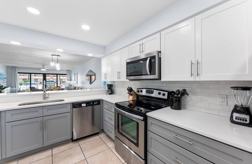 Cocoa Beach Condo | Sandcastles by Happy Palm Stays