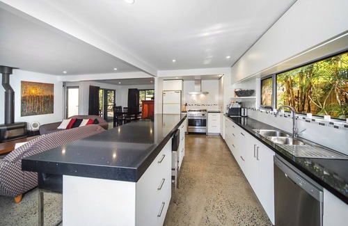 New Brighton House | "Sandcastles" is a stunning modern-style beachfront property in New Brighton.