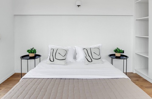 Thessaloniki Apartment | Sanders Arch - Chic 1-Bdr. Apt. w/ Balcony