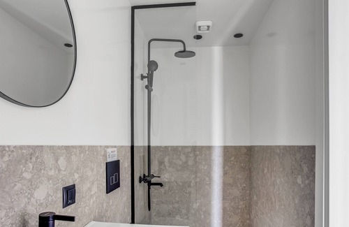 Thessaloniki Apartment | Sanders Arch - Smart 1-Bdr. Apt. w/ Balcony