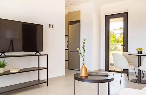 Agios Athanasios Apartment | Sanders Eduardovich - Cute 1 Bdr Apt with Balcony