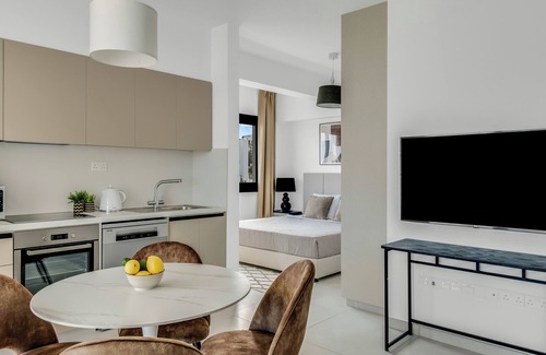 Agios Athanasios Apartment | Sanders Elgio - Adorable Studio with Balcony