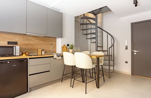 Thessaloniki City Centre Apartment | Sanders Tower Centre - Cute 1 -Bdr Duplex w Terrace