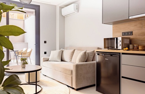 Thessaloniki City Centre Apartment | Sanders Tower Centre - Cute 1 -Bdr Duplex w Terrace