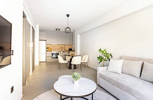 Thessaloniki City Centre Apartment | Sanders Tower Centre - Homey 1-Bdr Apt w Terrace