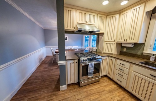 Savannah House | Sandfly home with cottage and pool, close to downtown and Tybee