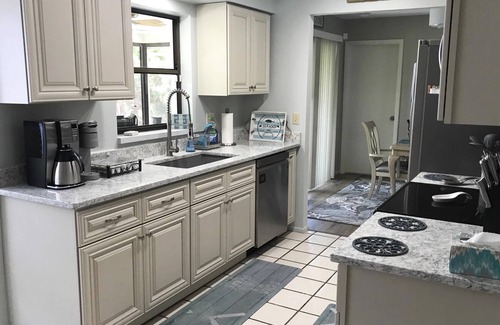 Grove City House | Sandpiper Cottage - Pet Friendly Close to Lemon Bay!