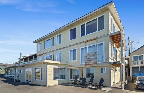 Netarts Apartment | Sandpiper~ Water front on the Netarts Bay ~ unobstructed views. Sleeps 6