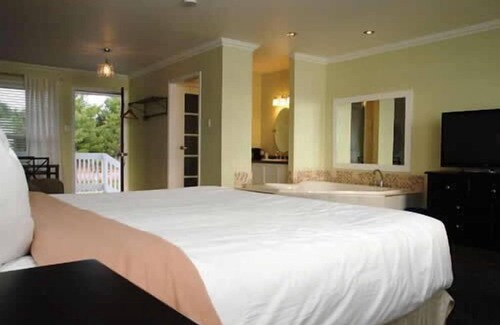 Golden Lake Hotel | Sands on Golden Lake