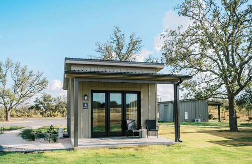 Stonewall Cabin | Sandstone/Casita #4 - Private Porch, Luxury, Country Feels, Walk to Wineries