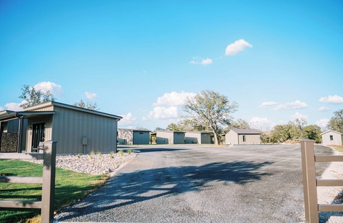 Stonewall Cabin | Sandstone/Casita #4 - Private Porch, Luxury, Country Feels, Walk to Wineries