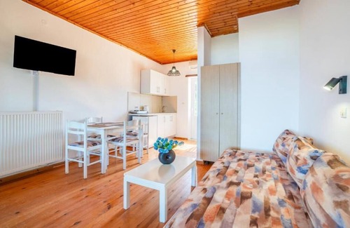 Kavos House | Sandy Beach Complex by Konnect - Poolside Studios and Seaside Apartments