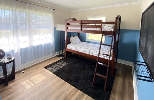 Foley House | Sandy beach, OWA, Tournaments, Pet Friendly & Downtown!