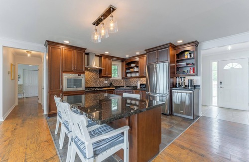 Dunnville Cottage | Sandy Beachfront Bliss ~ Erie Waterfront ~ Wifi ~ Firepit ~ BBQ