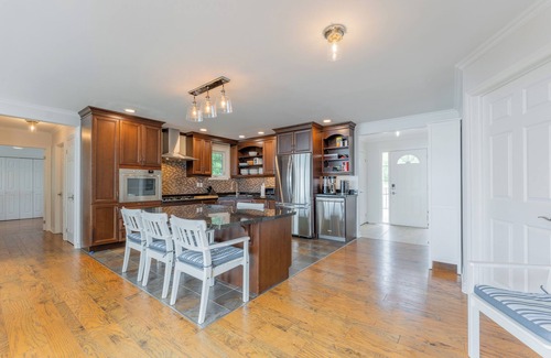 Dunnville Cottage | Sandy Beachfront Bliss ~ Erie Waterfront ~ Wifi ~ Firepit ~ BBQ