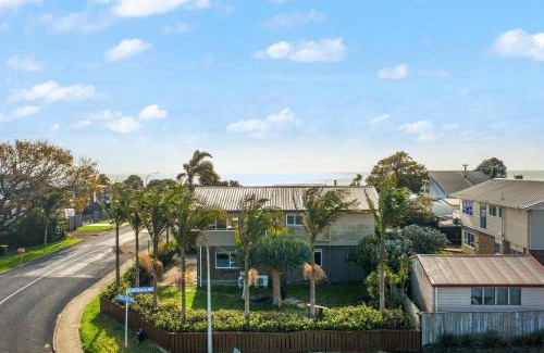 Clarks Beach House | Sandy Feet Retreat close to Beach
