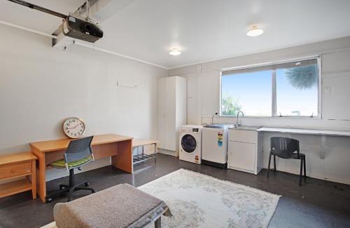 Clarks Beach House | Sandy Feet Retreat close to Beach
