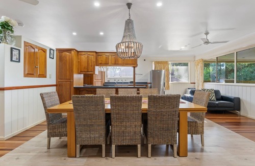 Toogoom House | Sandy Feet Retreat - Waterfront - 4BR - Smart TV - WiFi