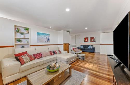 Toogoom House | Sandy Feet Retreat - Waterfront - 4BR - Smart TV - WiFi