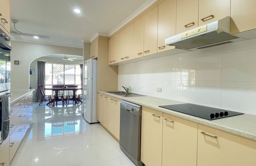 Burrum Heads House | Sandy Paws - Burrum Heads- Walk to Beach -3BR- Aircon-Pool table