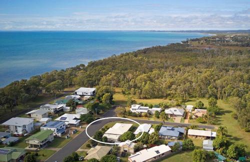 Burrum Heads House | Sandy Paws - Burrum Heads- Walk to Beach -3BR- Aircon-Pool table