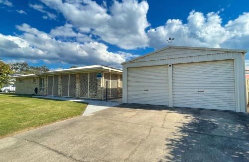 Burrum Heads House | Sandy Paws - Burrum Heads- Walk to Beach -3BR- Aircon-Pool table