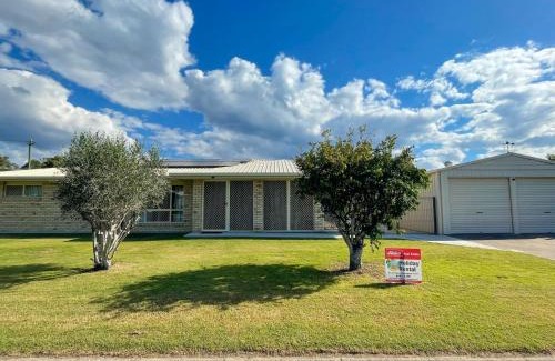 Burrum Heads House | Sandy Paws - Burrum Heads- Walk to Beach -3BR- Aircon-Pool table
