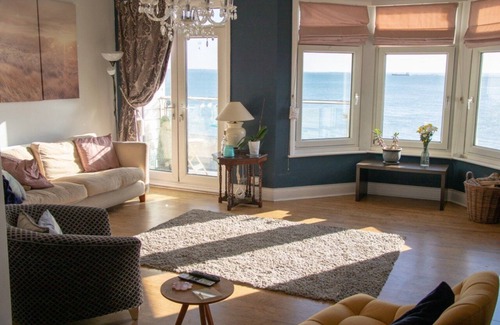 Southend-on-Sea Apartment | Sandy Steps with Seaview