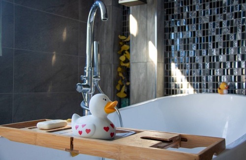 Southend-on-Sea Apartment | Sandy Steps with Seaview