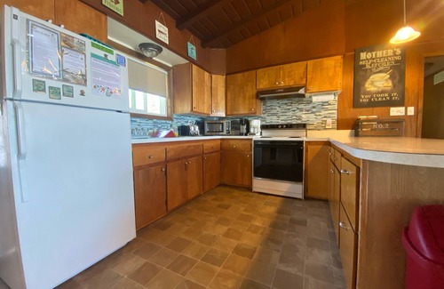 West Branch House | *SANDY SWIM-IN-BEACH* Lakefront 🏖 A/C included! 3BR West Branch, MI Getaway
