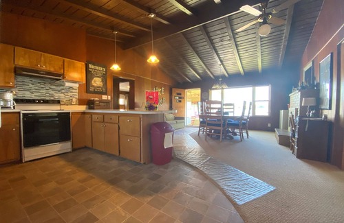 West Branch House | *SANDY SWIM-IN-BEACH* Lakefront 🏖 A/C included! 3BR West Branch, MI Getaway