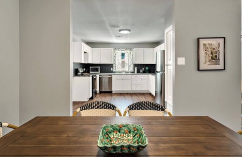 Brookview House | Sanger Suite, NEW Midterm ready, fully furnished- Waco/Baylor/Silos