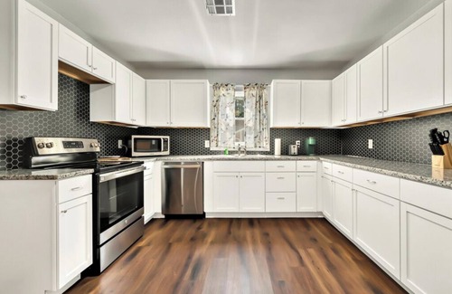 Brookview House | Sanger Suite, NEW Midterm ready, fully furnished- Waco/Baylor/Silos