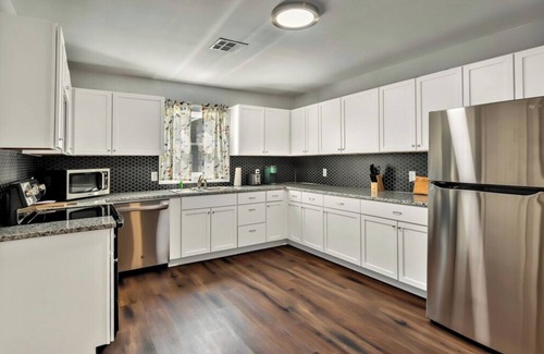 Brookview House | Sanger Suite, NEW Midterm ready, fully furnished- Waco/Baylor/Silos