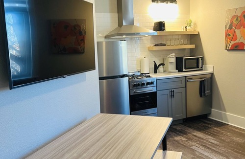 Florence Apartment | 'Sangre De Orange'- apartment in Historic Florence Colorado